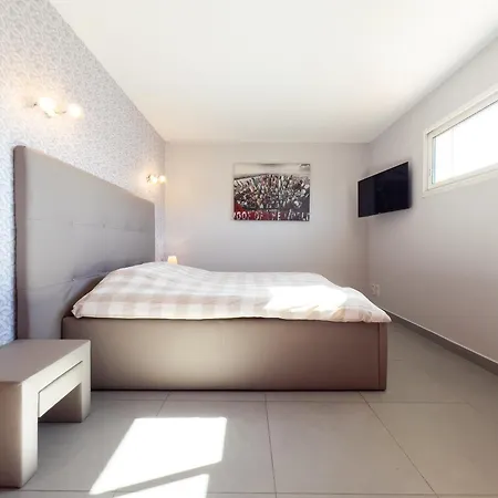 Grande Maison Moderne Avec Piscine 10 Personnes Villa *